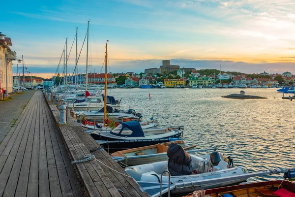 Marstrand, İsveç, 10 Temmuz 2022: Carlsten kalesi İsveç 'in Marstrand.IMAGE kentindeki yat limanının arkasında