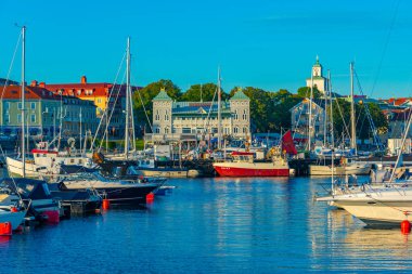 Stromstad, İsveç, 11 Temmuz 2022: Stromstad.IMAGE İsveç 'te marina manzarası