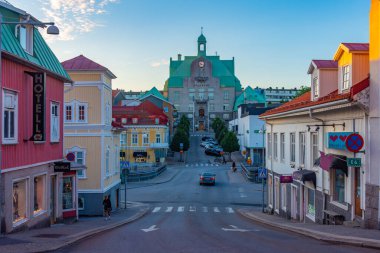 Stromstad, İsveç, 11 Temmuz 2022: Stromstad, İsveç 'te bir belediye binasının gün batımı manzarası.