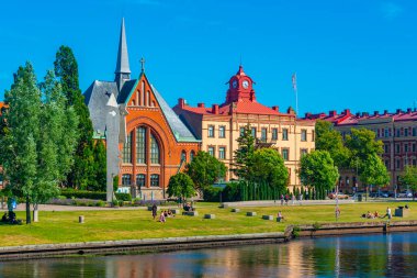 Halmstad, İsveç, 12 Temmuz 2022: Picasso parkındaki bir kadın heykeli ve İsveç 'in Halmstad.IMAGE kasabasındaki Immanuel kilisesi.