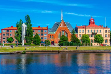 Halmstad, İsveç, 12 Temmuz 2022: Picasso parkındaki bir kadın heykeli ve İsveç 'in Halmstad.IMAGE kasabasındaki Immanuel kilisesi.