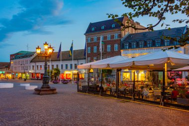 Lund, İsveç, 12 Temmuz 2022: Lund, İsveç 'te Stortorget' in günbatımı görüntüsü...