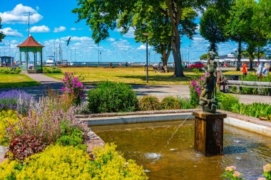 Borgholm, İsveç, 15 Temmuz 2022: İsveç Borgholm 'da bir kıyı parkı manzarası.