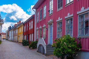 Eksjo, İsveç, 16 Temmuz 2022: İsveç 'in Eksjo.IMAGE kasabasındaki renkli kereste evleri