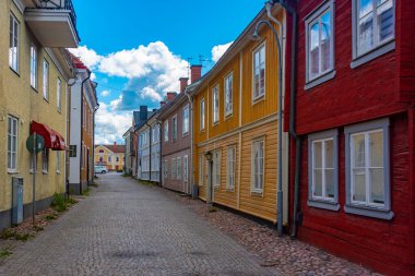 Eksjo, İsveç, 16 Temmuz 2022: İsveç 'in Eksjo.IMAGE kasabasındaki renkli kereste evleri