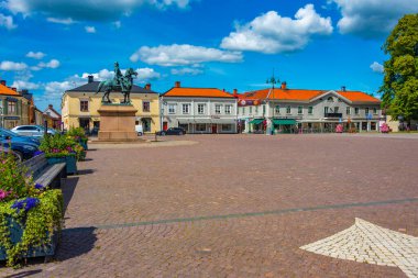 Eksjo, İsveç, 16 Temmuz 2022: İsveç 'in merkez meydanındaki süvari heykeli.