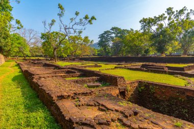 Sigiriya, Sri Lanka, 5 Şubat 2022: Sri Lanka 'daki Sigirya kaya kalesinin bahçeleri.