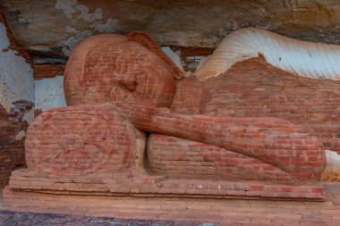 Sigiriya, Sri Lanka, 4 Şubat 2022: Sri Lanka 'daki Pidurangala Dağı' ndaki Budist türbesi.