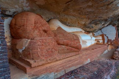 Sigiriya, Sri Lanka, 4 Şubat 2022: Sri Lanka 'daki Pidurangala Dağı' ndaki Budist türbesi.