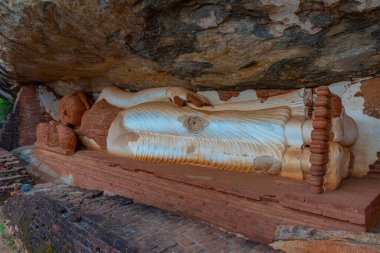 Sigiriya, Sri Lanka, 4 Şubat 2022: Sri Lanka 'daki Pidurangala Dağı' ndaki Budist türbesi.