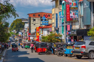 Kandy, Sri Lanka, 3 Şubat 2022: Kandy, Sri Lanka 'da yoğun bir caddenin görüntüsü.