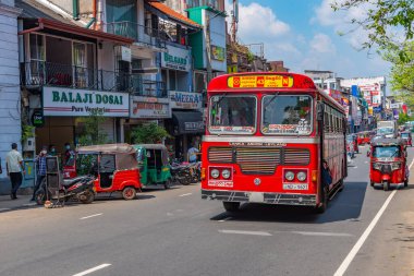 Kandy, Sri Lanka, 3 Şubat 2022: Kandy, Sri Lanka 'da yoğun bir caddenin görüntüsü.