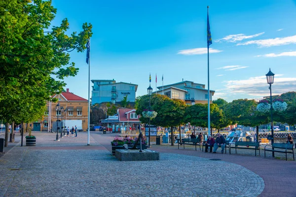 2022年7月11日 瑞典Stromstad 在瑞典Stromstad的一条历史街道的日落视图 — 图库照片
