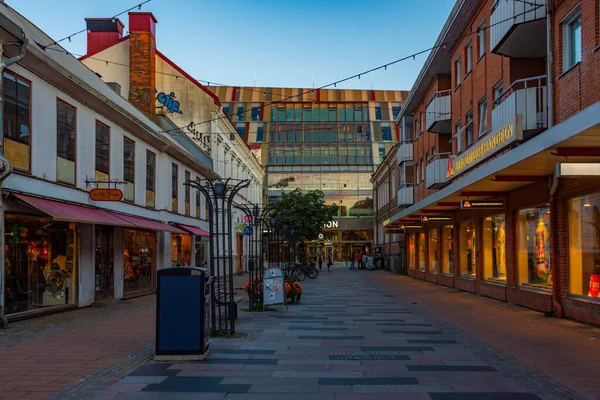 Vaxjo Suécia Julho 2022 Vista Pôr Sol Uma Rua Comercial — Fotografia de Stock