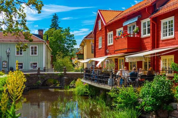 スウェーデン エクスジョー2022年7月16日 スウェーデンの町エクスジョーの水路沿いのカラフルな木造住宅画像 — ストック写真