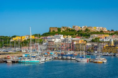 Procida, İtalya, 23 Mayıs 2022: Procida Adası, İtalya 'da limana demirleyen teknelerin görüntüsü.