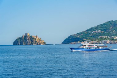 Ischia, İtalya, 23 Mayıs 2022 İtalyan adası Ischia açıklarında Castello Aragonese..