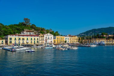 Ischia, İtalya, 23 Mayıs 2022: İtalya 'nın Ischia adasındaki Porto d' Ischia kasabasında bulunan balıkçı tekneleri.