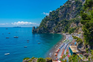 Positano, İtalya, 21 Mayıs 2022 Positano plajında güneşli bir gün..