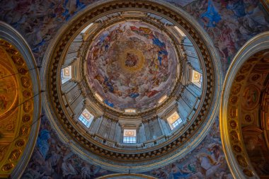 Napoli, İtalya, 19 Mayıs 2022: İtalya 'nın Napoli kentindeki Santa Maria Assunta Katedrali.