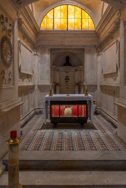 Napoli, İtalya, 19 Mayıs 2022: İtalya 'nın Napoli kentindeki Santa Maria Assunta Katedrali.