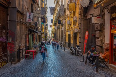Napoli, İtalya, 19 Mayıs 2022: İnsanlar Napoli, İtalya 'nın tarihi merkezinde geziniyor.