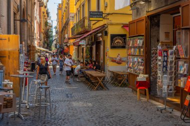 Napoli, İtalya, 19 Mayıs 2022: İnsanlar Napoli, İtalya 'nın tarihi merkezinde geziniyor.