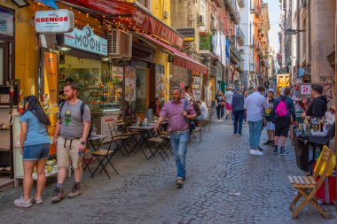 Napoli, İtalya, 19 Mayıs 2022: İnsanlar Napoli, İtalya 'nın tarihi merkezinde geziniyor.
