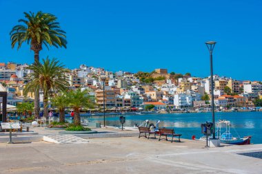 Sitia, Yunanistan, 18 Ağustos 2022: Yunan kenti Sitia 'da deniz kenarında gezinti.