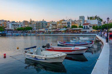 Agios Nikolaos, Yunanistan, 19 Ağustos 2022: Voulismeni gölü ve Yunan kenti Agios Nikolaos 'un Girit adasındaki günbatımı manzarası.