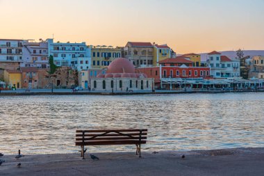 Hanya, Yunanistan, 22 Ağustos 2022: Girit adasındaki Yunan kenti Chania 'daki eski Venedik limanındaki Eski Cami' nin gündoğumu manzarası.