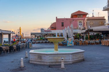 Chania, Yunanistan, 23 Ağustos 2022: Girit adasındaki Chania Yunan kasabasında bir turist sokağının gündoğumu manzarası.