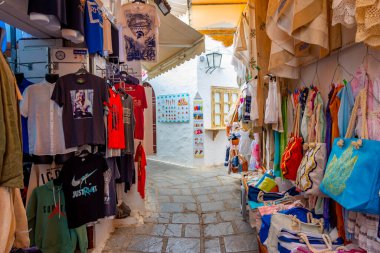 Lindos, Yunanistan, 25 Ağustos 2022: Yunan kenti Lindos 'un Rodos adasındaki turistik caddesi.
