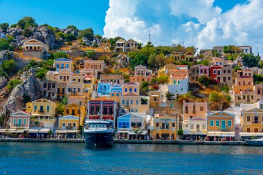 Symi, Yunanistan, 26 Ağustos 2022: Yunan adası Symi 'de deniz kenarında gezinti.