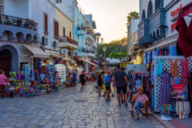 Kos, Yunanistan, 29 Ağustos 2022: Yunan kenti Kos 'ta gün batımı manzaralı.