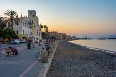 Kos, Yunanistan, 29 Ağustos 2022: Yunanistan 'daki Kos limanının gün batımı manzarası.