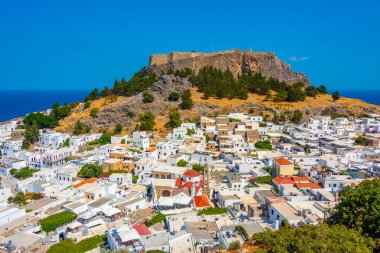 Lindos, Yunanistan, 31 Ağustos 2022: Yunanistan 'ın Rodos adasındaki geleneksel beyaz evlere bakan Lindos Akropolü.