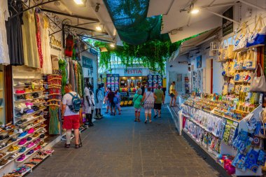 Lindos, Yunanistan, 31 Ağustos 2022: Yunan kenti Lindos 'un Rodos adasındaki turistik caddesi.