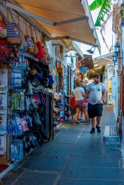 Lindos, Yunanistan, 31 Ağustos 2022: Yunan kenti Lindos 'un Rodos adasındaki turistik caddesi.
