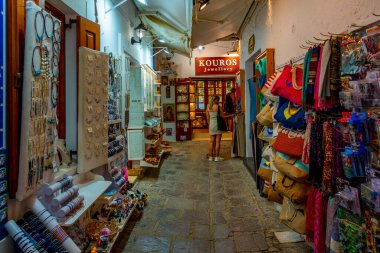 Lindos, Yunanistan, 31 Ağustos 2022: Yunan kenti Lindos 'un Rodos adasındaki turistik caddesi.