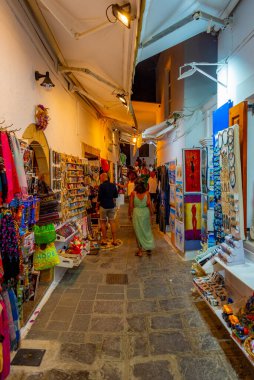Lindos, Yunanistan, 31 Ağustos 2022: Yunan kenti Lindos 'un Rodos adasındaki turistik caddesi.