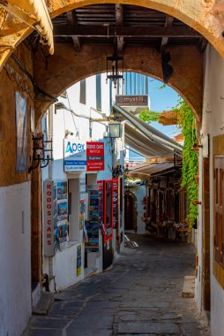 Lindos, Yunanistan, 1 Eylül 2022: Yunan kenti Lindos 'un Rodos adasındaki turistik caddesi.