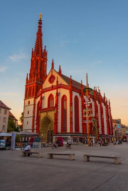 Wurzburg, Almanya, 11 Ağustos 2022: Eski Alman kenti Wurzburg 'da Marienkappele' nin günbatımı manzarası.