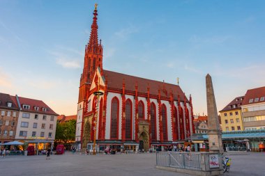 Wurzburg, Almanya, 11 Ağustos 2022: Eski Alman kenti Wurzburg 'da Marienkappele' nin günbatımı manzarası.