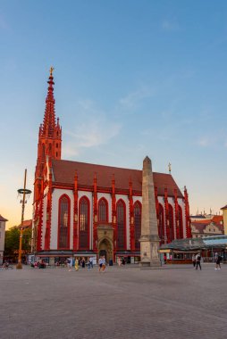 Wurzburg, Almanya, 11 Ağustos 2022: Eski Alman kenti Wurzburg 'da Marienkappele' nin günbatımı manzarası.