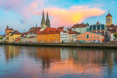 Regensburg, Almanya, 12 Ağustos 2022: Almanya 'nın Regensburg kentinin günbatımı manzarası.