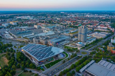 Münih, Almanya, 14 Ağustos 2022: Alman kenti Münih 'teki BMW Welt' in günbatımı hava manzarası.