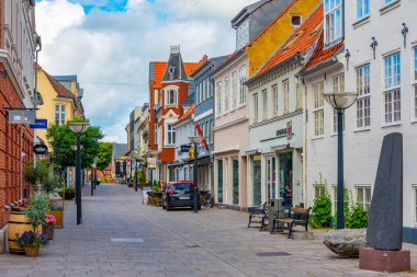 Faaborg, Danimarka, 20 Haziran 2022: Danimarka 'nın Faaborg kasabasında bir sokak manzarası.