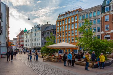 Aarhus, Danimarka, 14 Haziran 2022: Danimarka 'nın merkezindeki bir caddenin gün batımı manzarası.