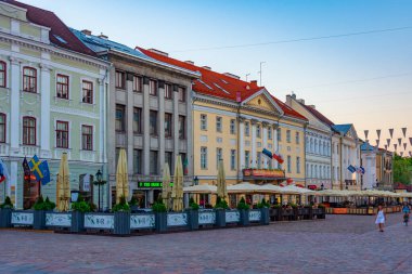 Tartu, Estonya, 26 Haziran 2022: Estonya 'nın Tartu kentindeki belediye binasındaki restoranlar.